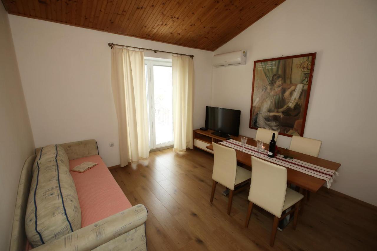 Apartments Noemi Malinska Extérieur photo