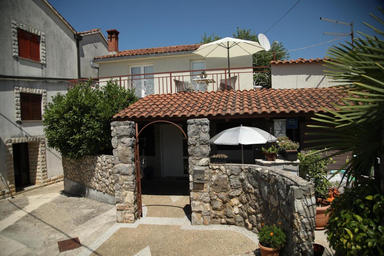 Apartments Noemi Malinska Extérieur photo